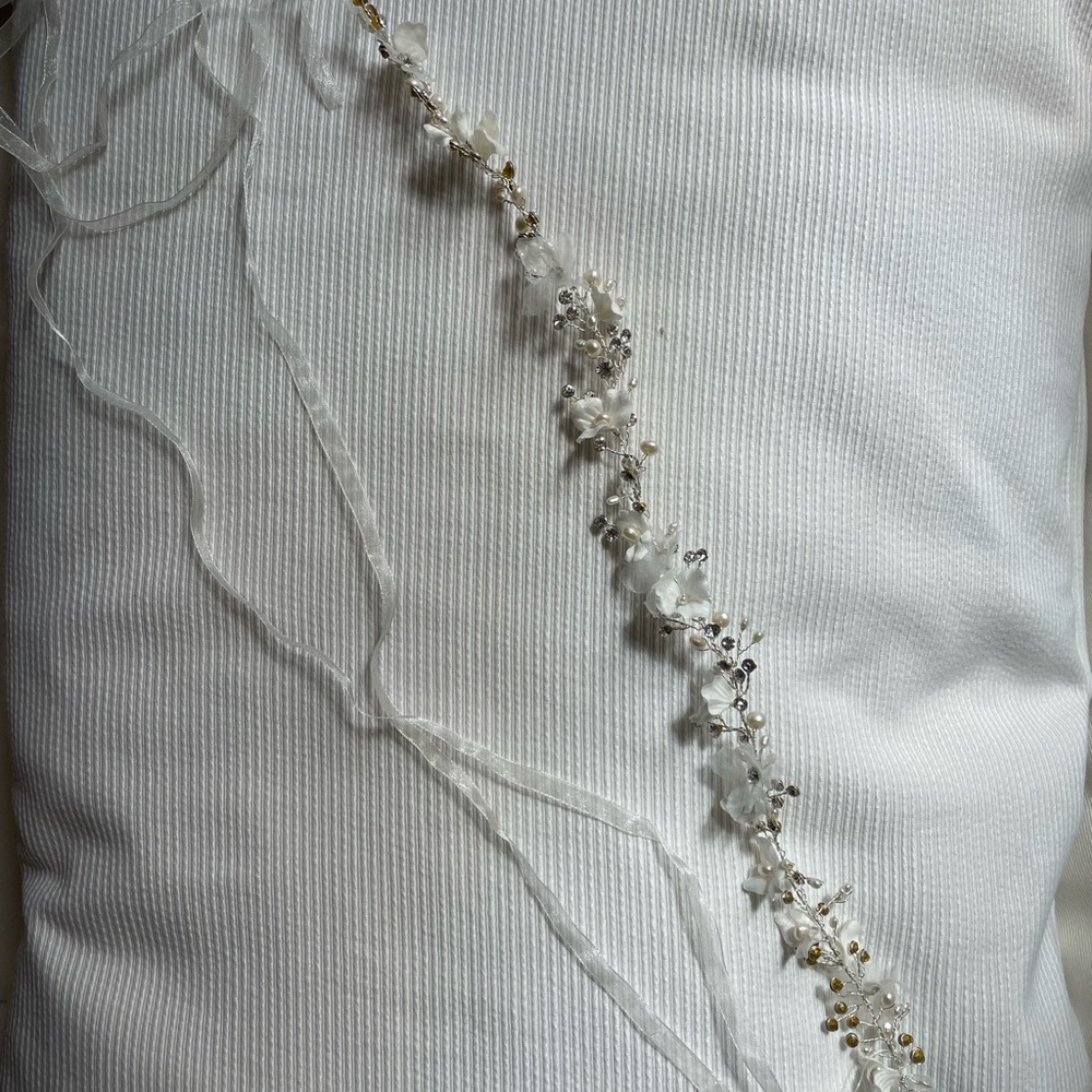 NWT Hair accessory with pearls, flowers and rhinestone detail. - Picture 3 of 3